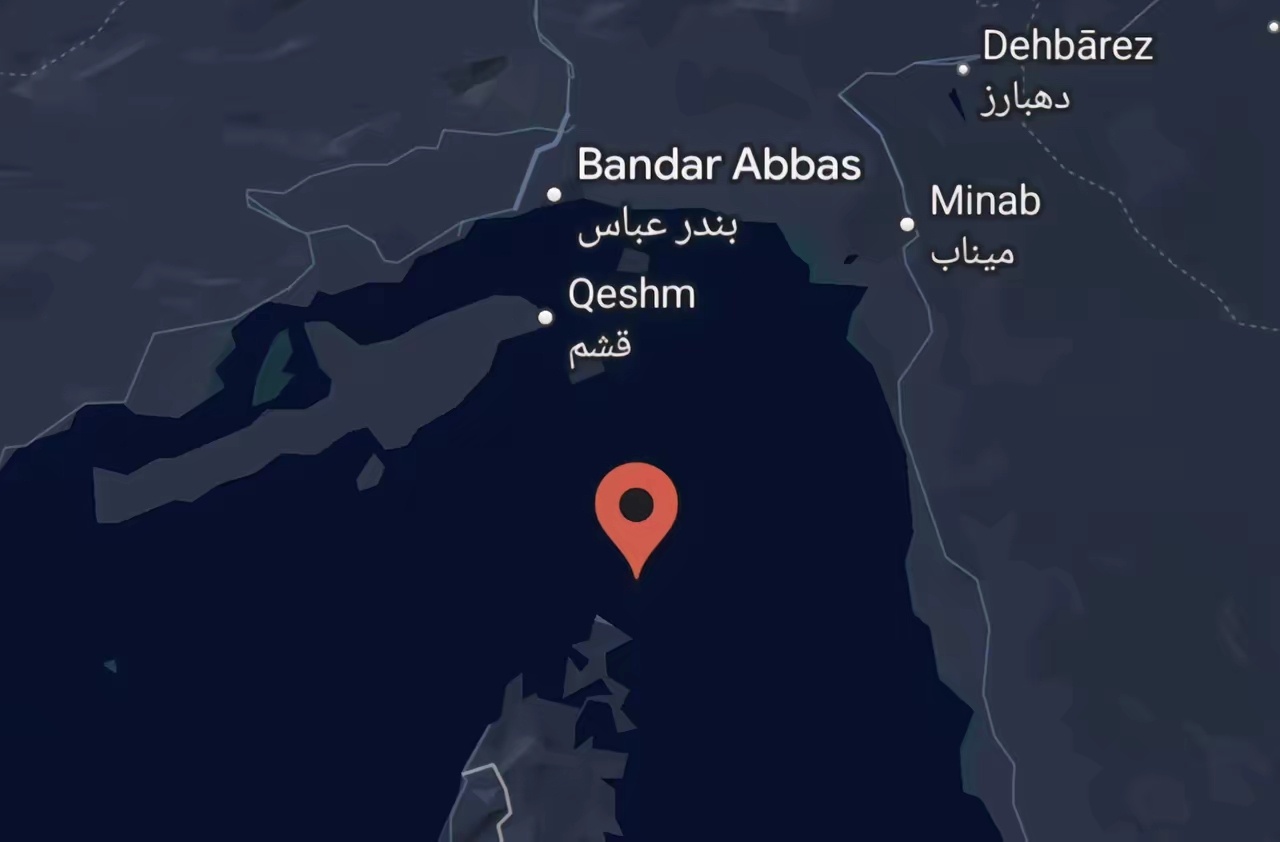 一艘油轮在霍尔木兹海峡触雷爆炸伊朗媒体报道称，一艘油轮昨天试图通过未经伊朗允许的