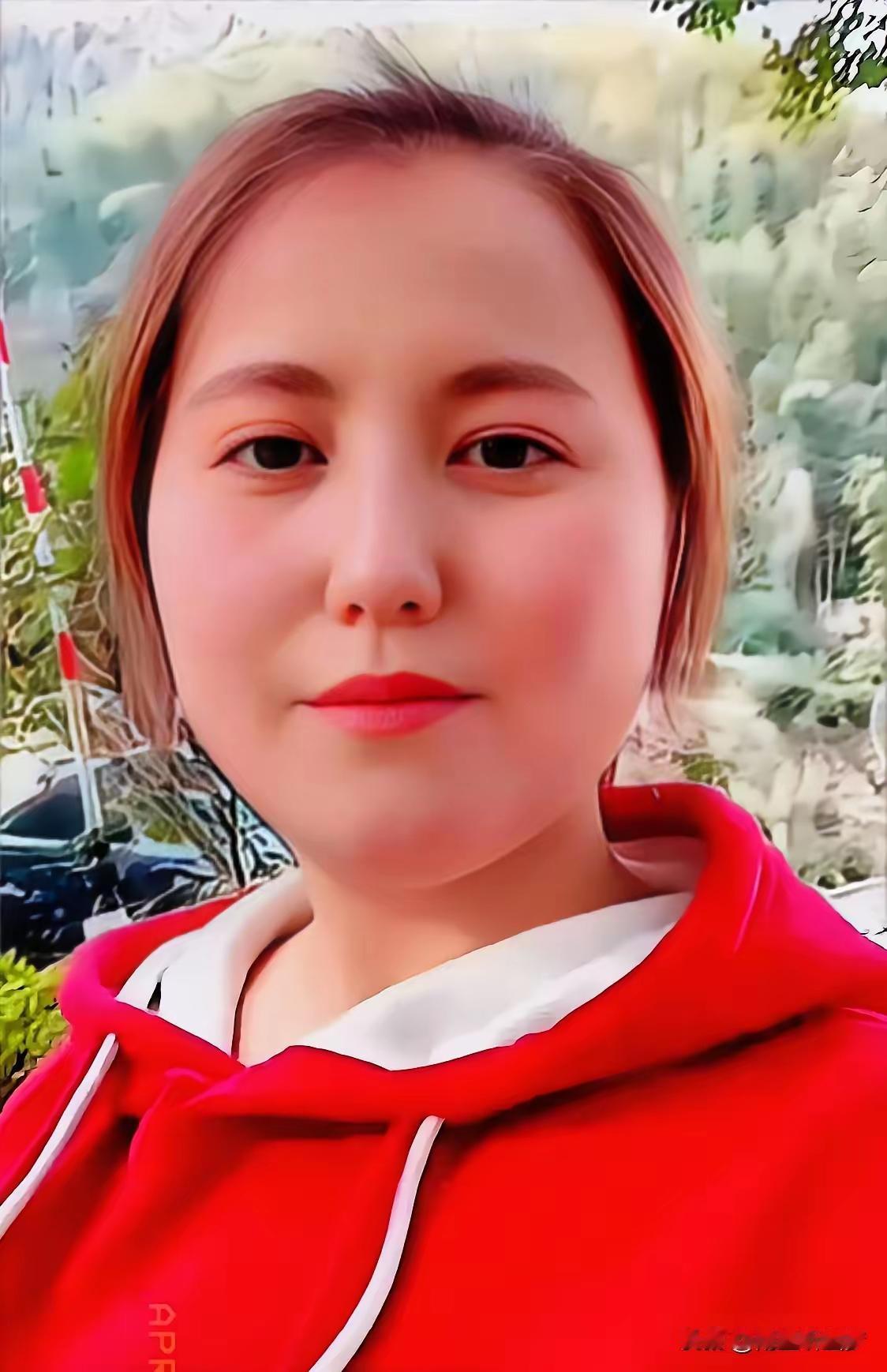 真的不敢相信！
​照片上这个女人，35岁，两个孩子的妈，对着镜头一脸温柔，眼神甚