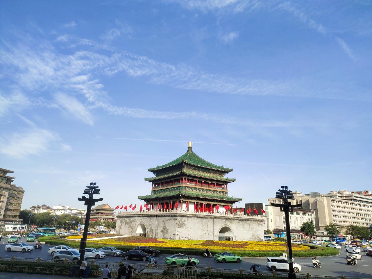 单位一老领导抱养了个男孩，一家人掏心掏肺地托举，拿出毕生积蓄送孩子去英国深造，娶