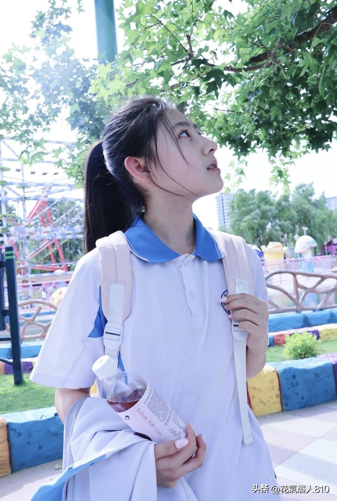 校服配什么发型
女高中生 清纯校服风