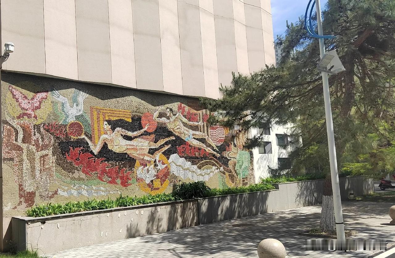 一直想要个儿子。不为别的，只为不浪费她的优良基因。她总说，女儿像我。我也承认，女