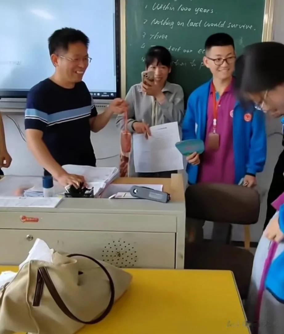 束脩之礼（猪肉），孩子大大方方地送，老师高高兴兴地收。又是一年毕业季，女孩子给老