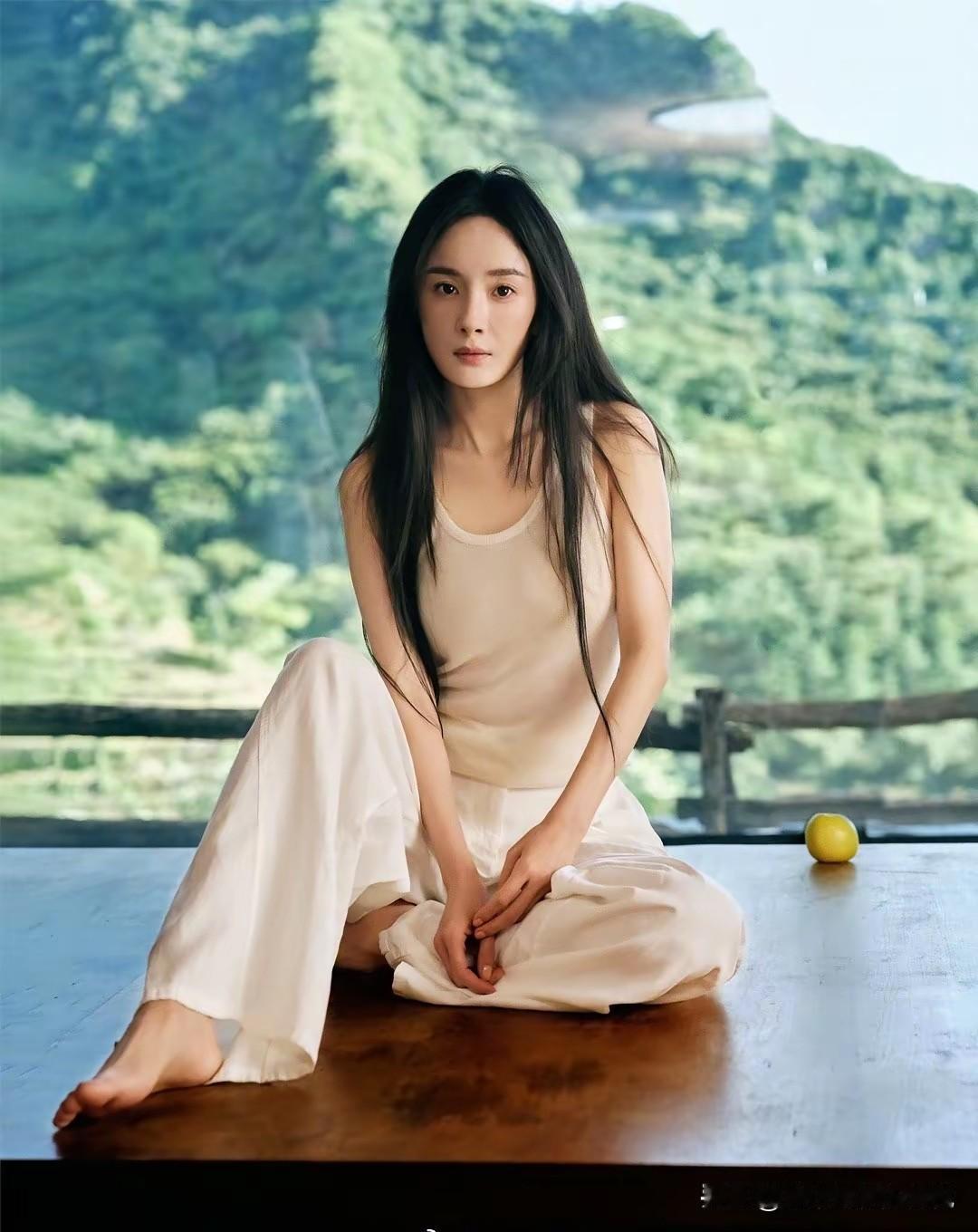 聚焦“实力”与“裸足”的关联，突出反差感：感受杨幂裸足出镜的魅力张力