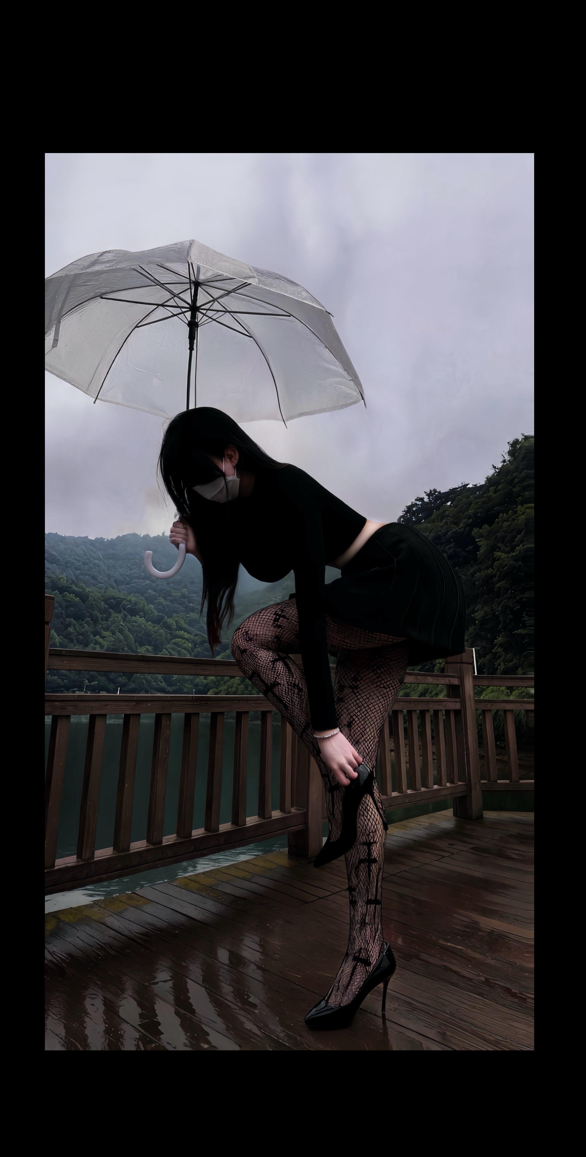 我本想 下完这场雨 就去找你的 哪知道这场雨绵绵不绝.