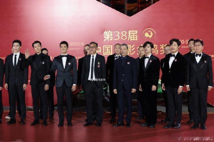 电影《澎湖海战》剧组红毯气场全开！简约有力的设计直击主题，硬核气质与影片故事相得