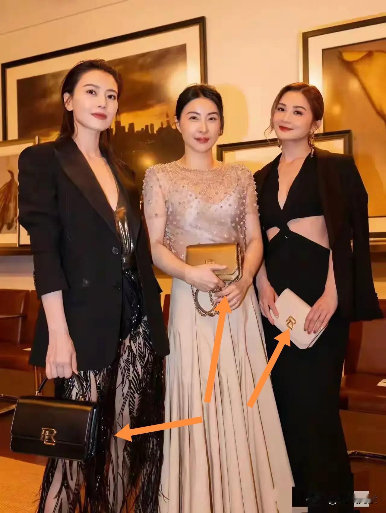 三个美女气质非凡，
一看就是非富即贵。
她们手中的包包好像是同一个款，
应该价值