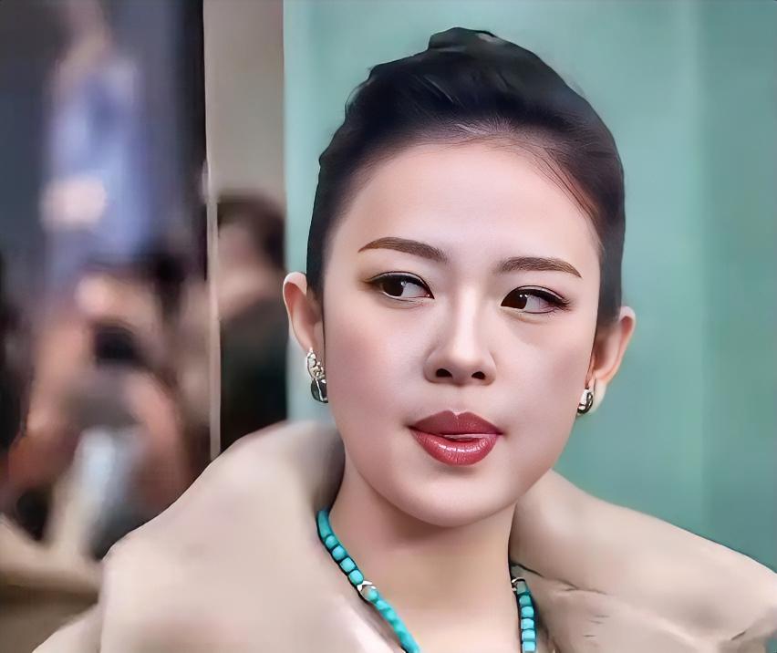 章子怡这颜值确实有变化，不过她吐舌头的毛病一直没改。之前华表奖红毯上，她就因为伸