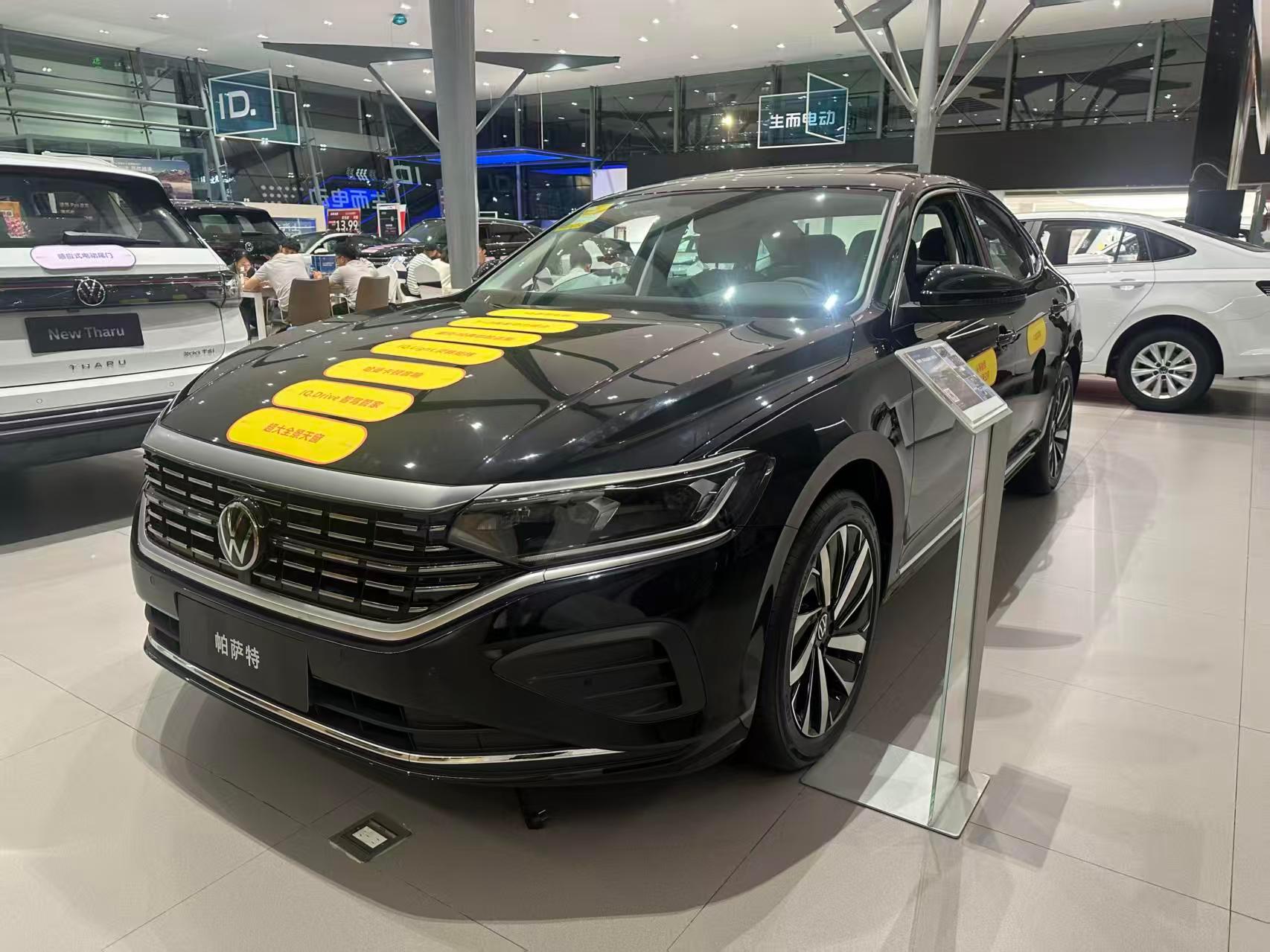 新款帕萨特前脸更年轻化了，IQ.Light大灯超醒目。车内空间依旧能打，L2+级