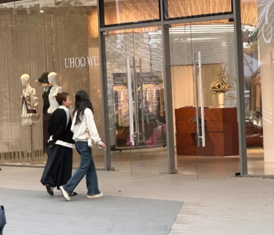 18岁森碟成都逛街，穿露肩上衣背着香奈儿包，身高比同伴高出半头！ 