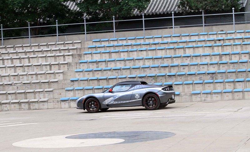 特斯拉第二代Roadster：1.1秒破百，还能短暂离地！
1.1秒破百，极速超