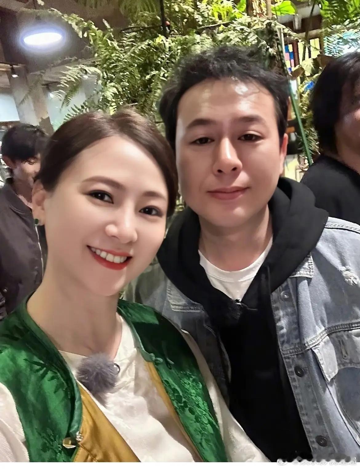 现在最开心的人应该就是翁虹了。当年那个连机票钱都掏不出，被困在外地的“弟弟”张颂