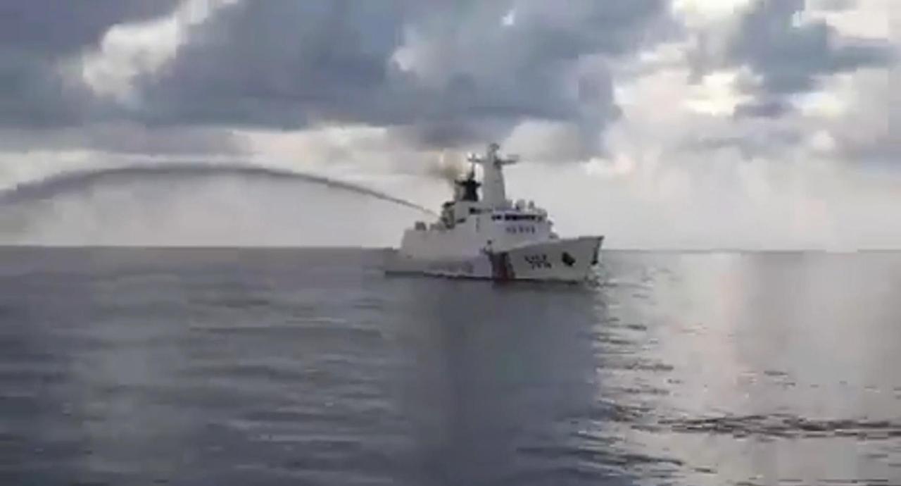 中国海警声明来了：10月8日，菲律宾海警4409号船赴仁爱礁附近海域，转运非法“