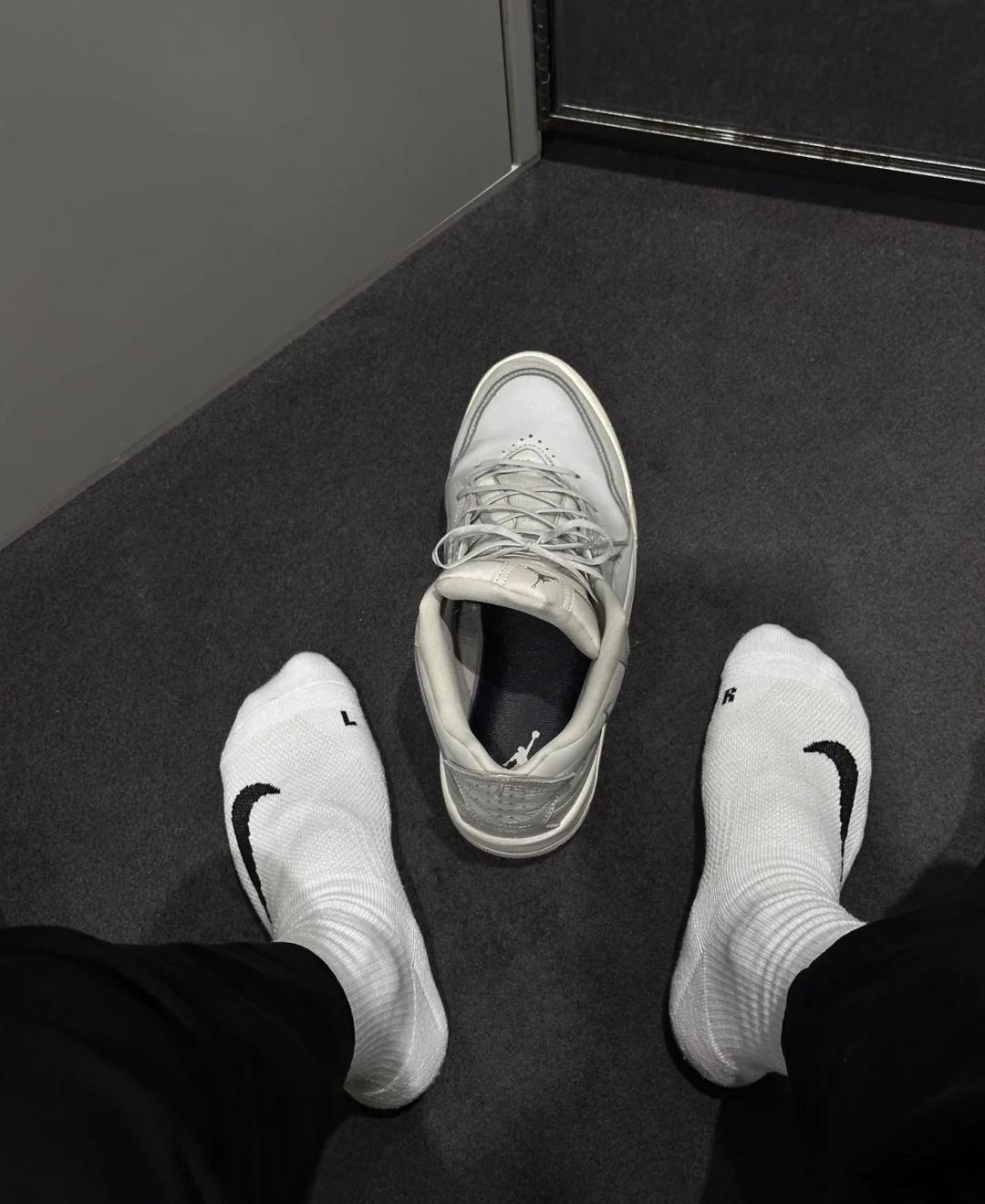 透透气
低头拍双鞋