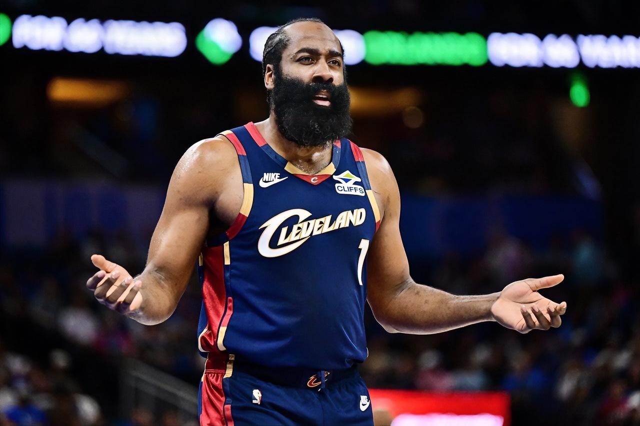 杜兰特：三弟，看来这赛季我们又是陪跑？？
哈登：你是不是被老詹黑打懵圈了？？？感