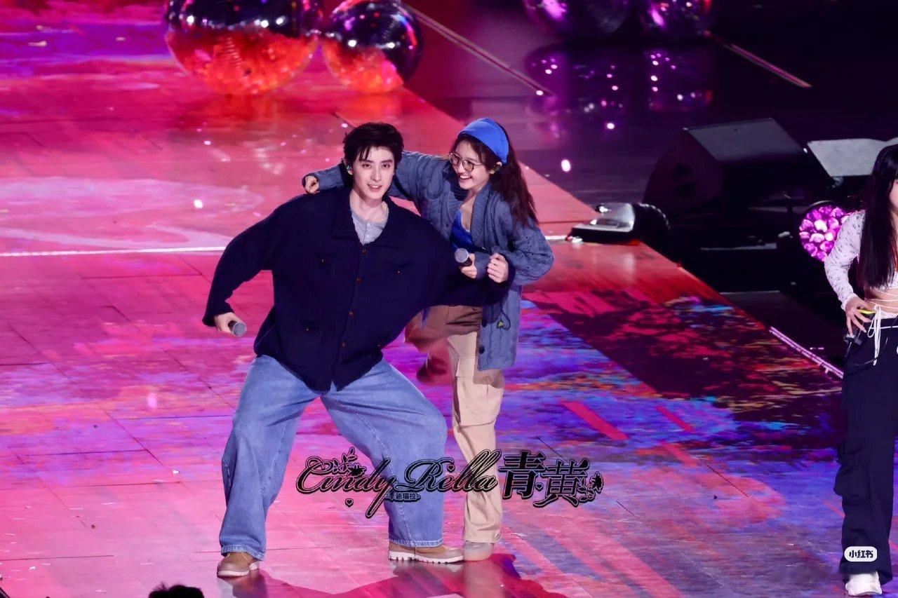 敖瑞鹏李兰迪尖叫之夜彩排，牵手比心打闹，你们幸福就好朝雪录让我吃太好了吧！！好甜