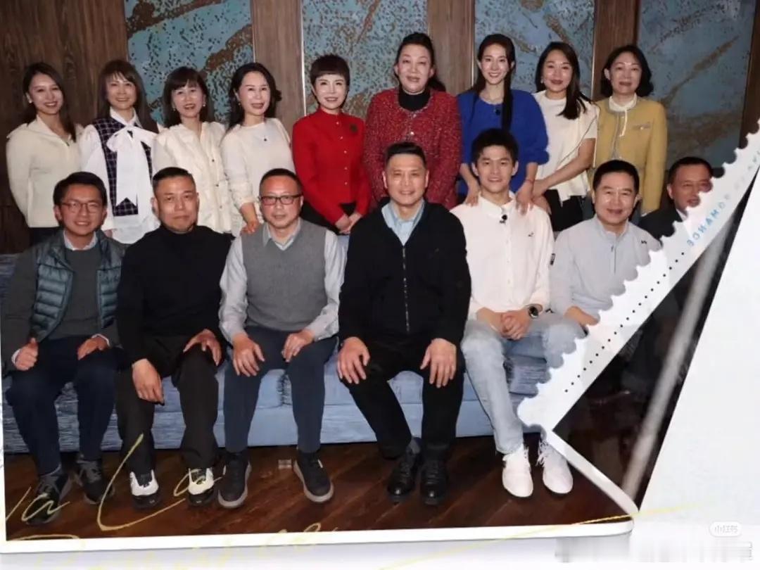 我上次见到这种封建程度的家庭合照还是在清朝