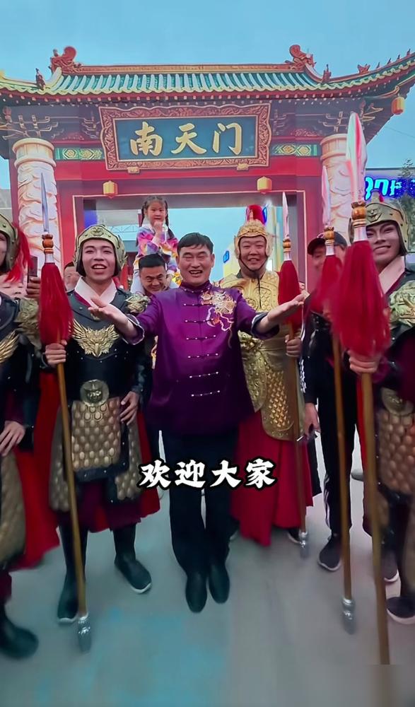 大衣哥被骗走3万块，我那搞公关的朋友看完，拍着大腿说：这钱花得太值了！
你想想