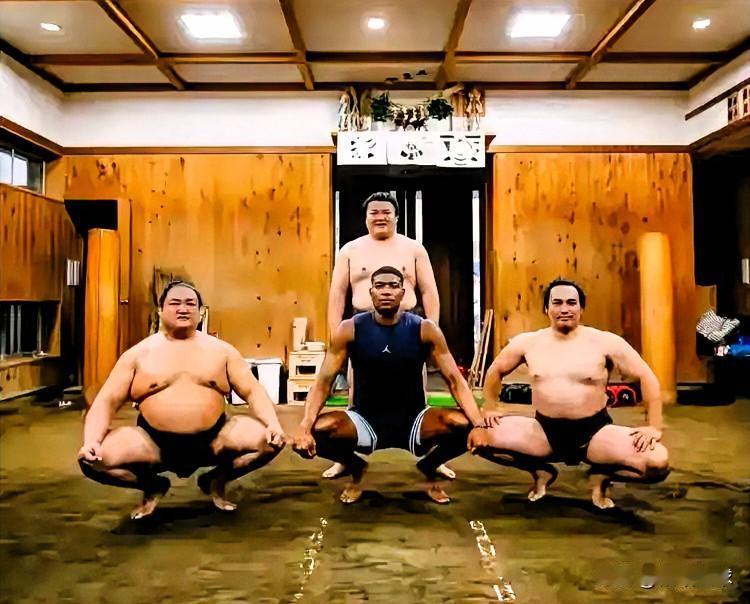 八村垒强壮如牛啊！

湖人前锋八村垒近日在社媒发布了一组与相扑运动员训练的照片，
