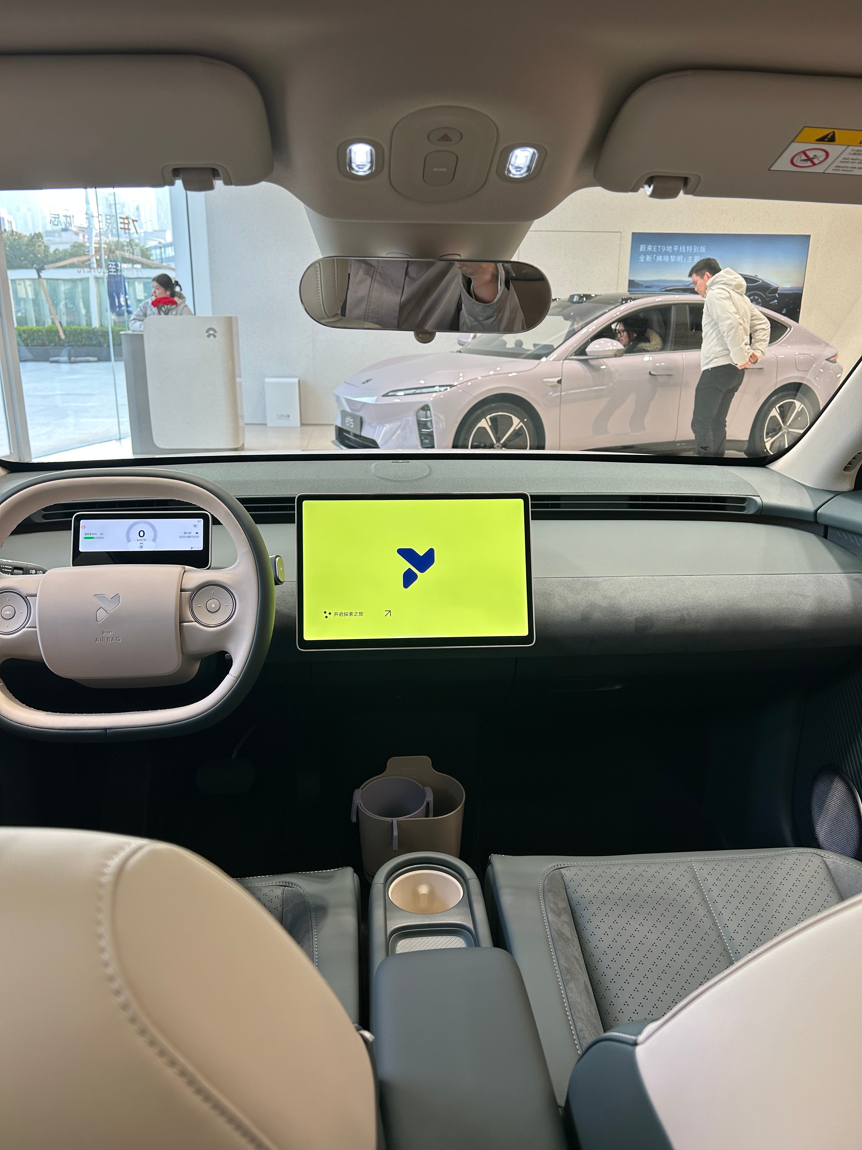 路过看了看萤火虫，这小车真不错，长相跟众多同尺寸车比也是很潮了，辨识度很高，苹果