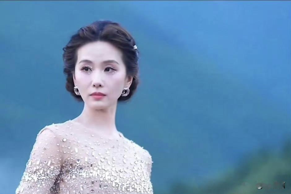 没有任何打光，据说是内娱首创以自然山林为舞台的"风毯红毯"。
5月29号的这场时