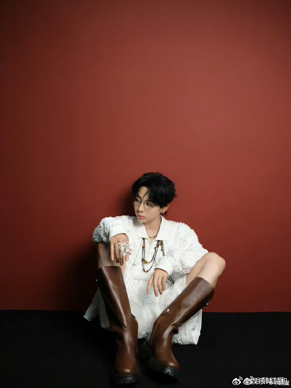 胡夏演唱会上连发三条微博 胡夏营业也太勤快了！演唱会刚结束就连发三条微博，不同造