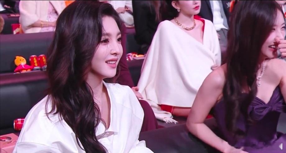 李一桐章若楠热聊李一桐章若楠内场热聊微博之夜内场笑到模糊！这就是女生之间的快乐吗