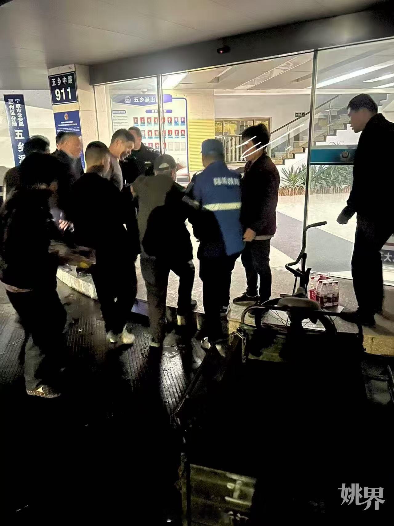 余姚多方联动四小时找回九旬迷路老人 近日，余姚陆埠镇92岁吕爷爷上山挖笋失联，老