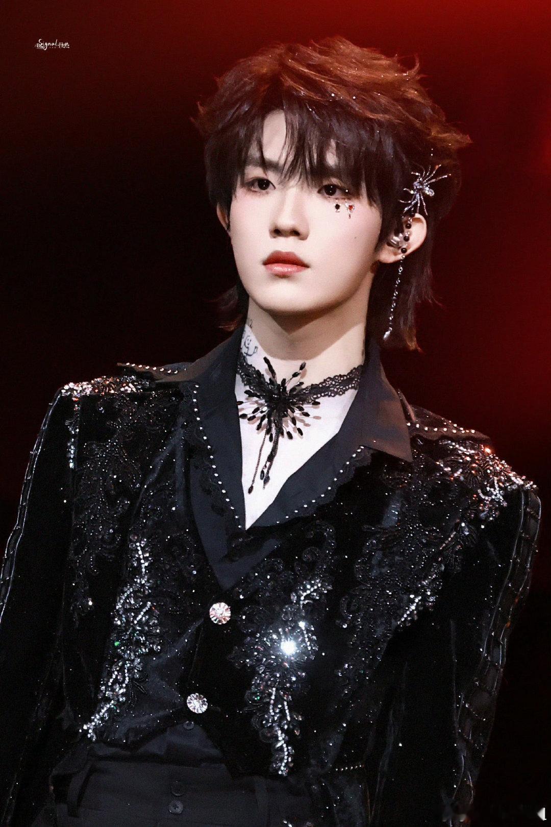 苏新皓就是现在C位开场用精准利落的动作、收放自如的表现力，诠释何为「C位即主场」