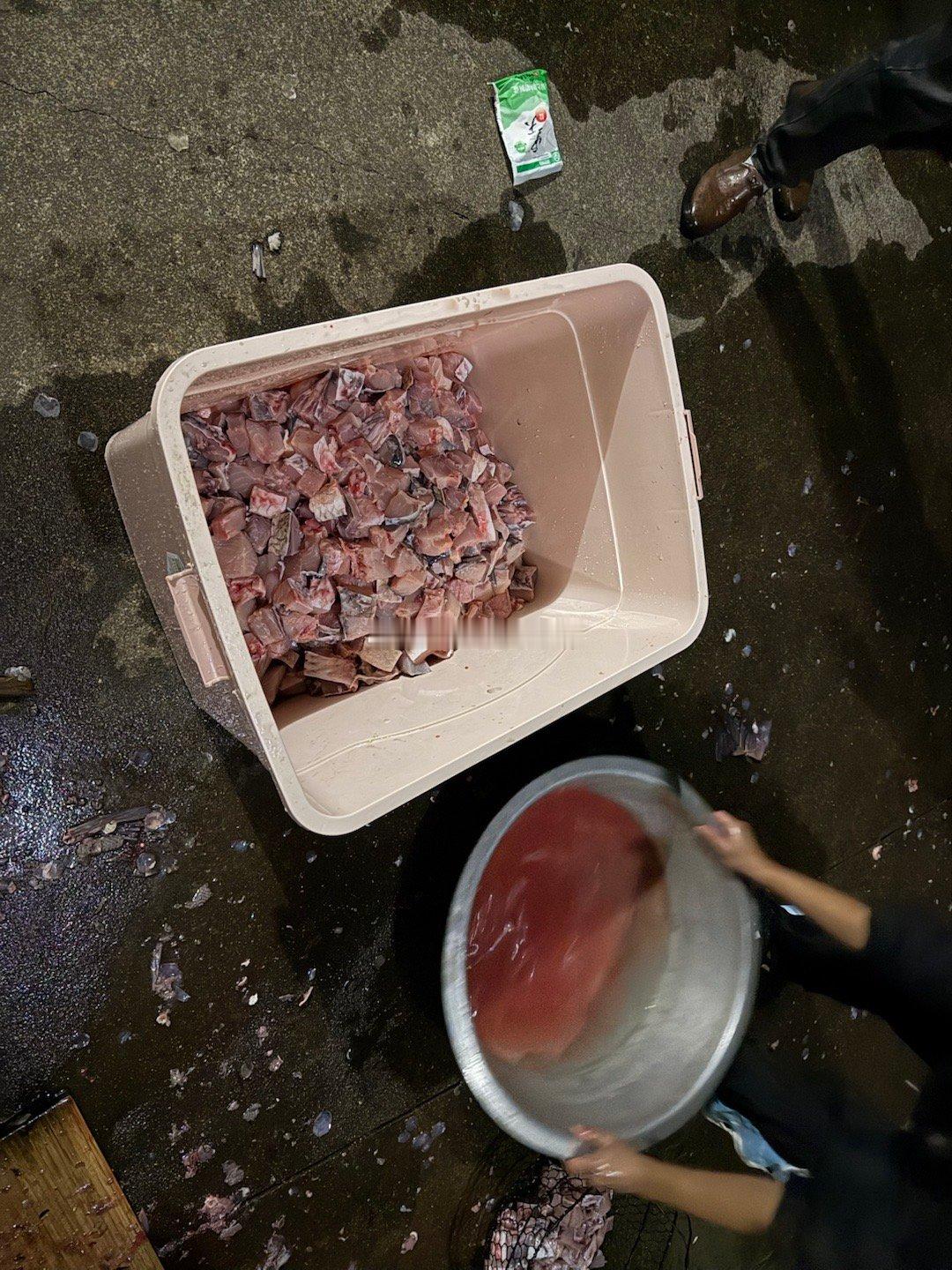 岳老子知道我爱吃腊鱼。直接给我上100斤。 