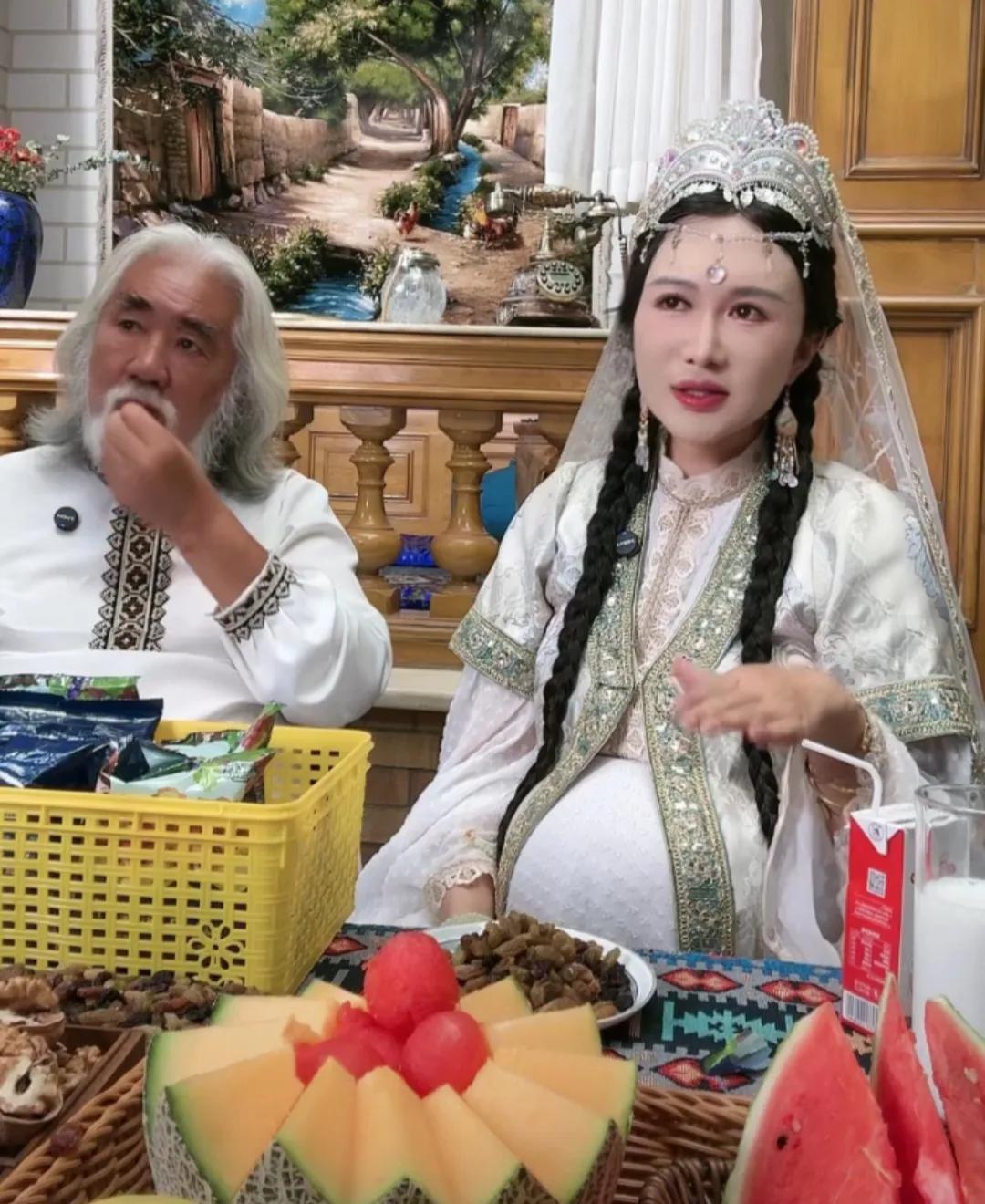 张纪中和爱妻杜星霖在新疆直播带货，全程都是杜星霖在吆喝，张纪中在一旁映衬。杜星霖