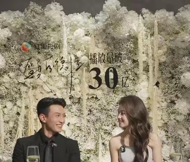 “顶流”俩字在短剧圈保质期比酸奶还短，你上周还在弹幕里喊老公，这周他就从榜单蒸发