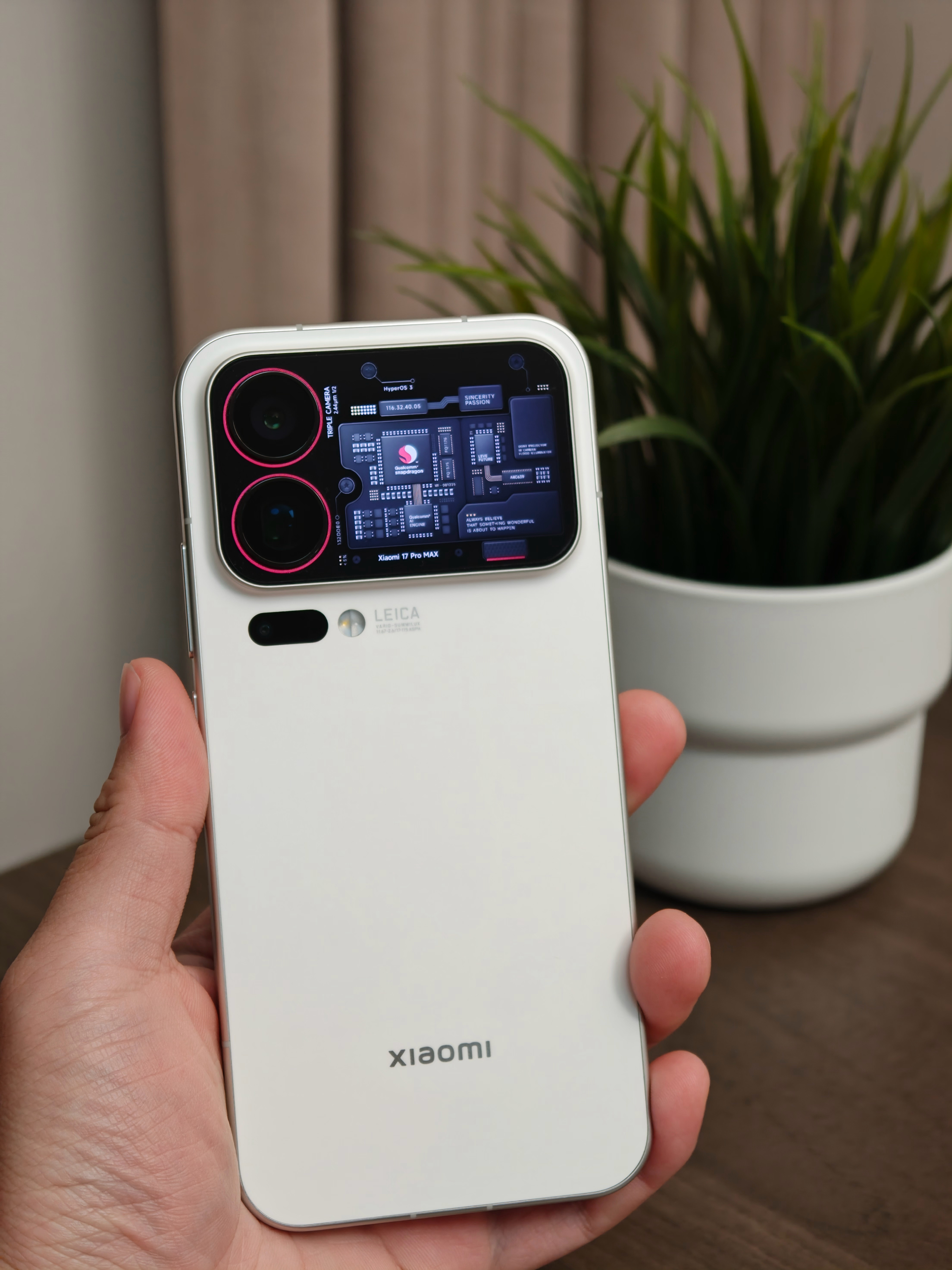 从张大头那儿（）偷的小米17 Pro Max 背屏壁纸，图1亮屏图2息屏，太帅了