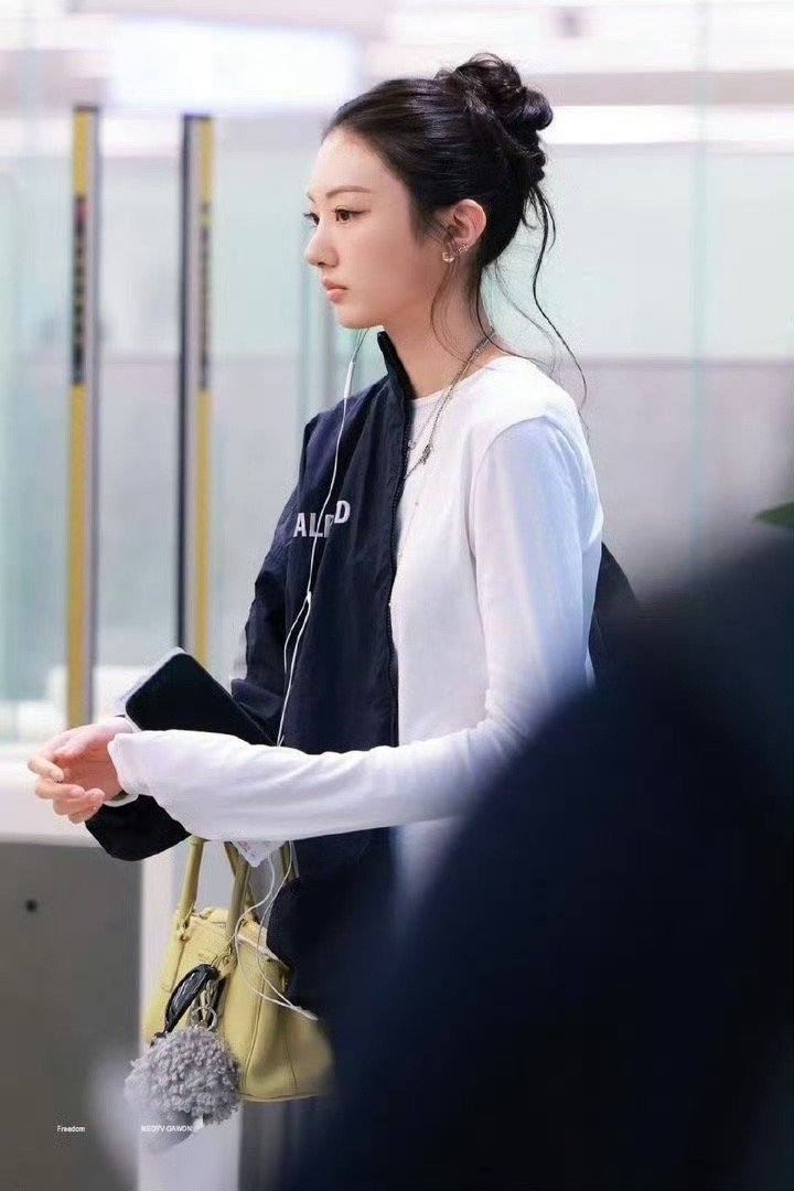 有线耳机穿搭火了现在居然流行用有线耳机当穿搭配件了，还挺有复古味道。但日常出门用