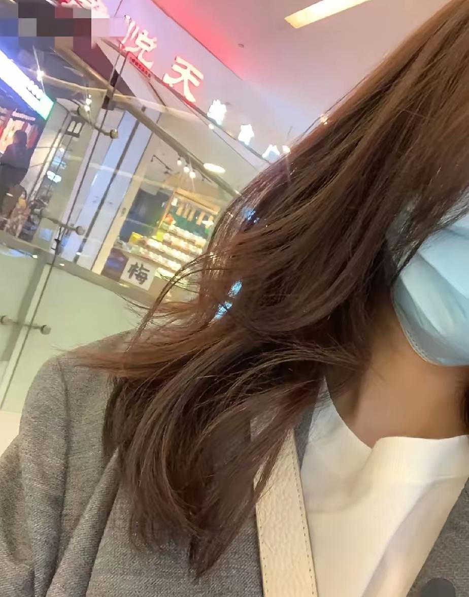 相亲桌上，女方问：“你月薪多少？
”
男方答：“八千。
”
女方沉默三秒，说：“