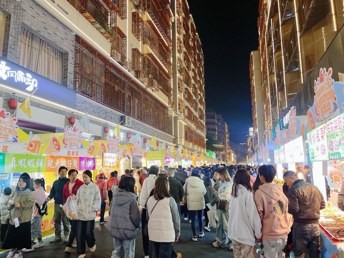 广东生活日记  听说有清远鸡嘉年华，趁周末带妞来逛一下，嗯，有点像逛不卖花的过年