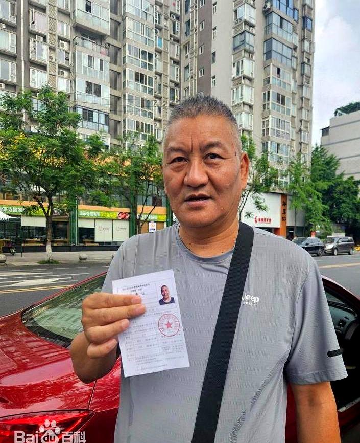 30次高考还差32分，这事儿听着是不是有点“太狠了”？
59岁的梁实，又一次把大