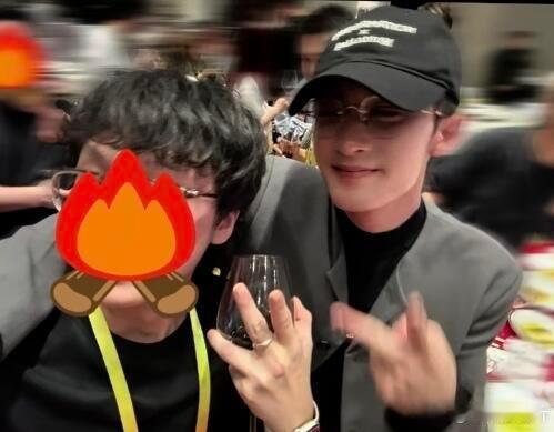 啊啊啊啊，我要魂穿灯光老师，我也要合照Cr：摆烂的派大星 