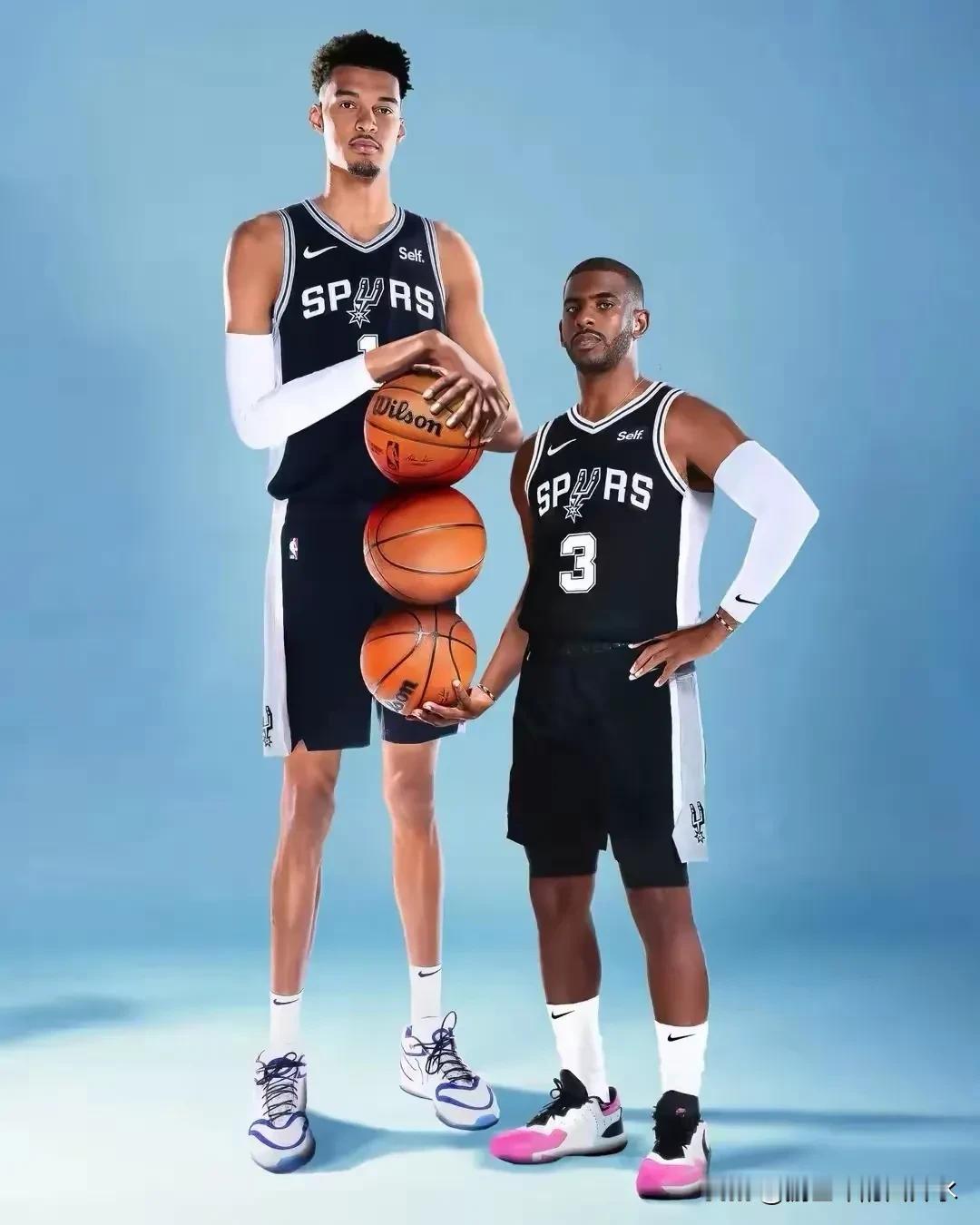 马刺最萌身高差！马刺官方给出保罗和文班的宣传照，看得刺迷们激动不已！

随着老炮