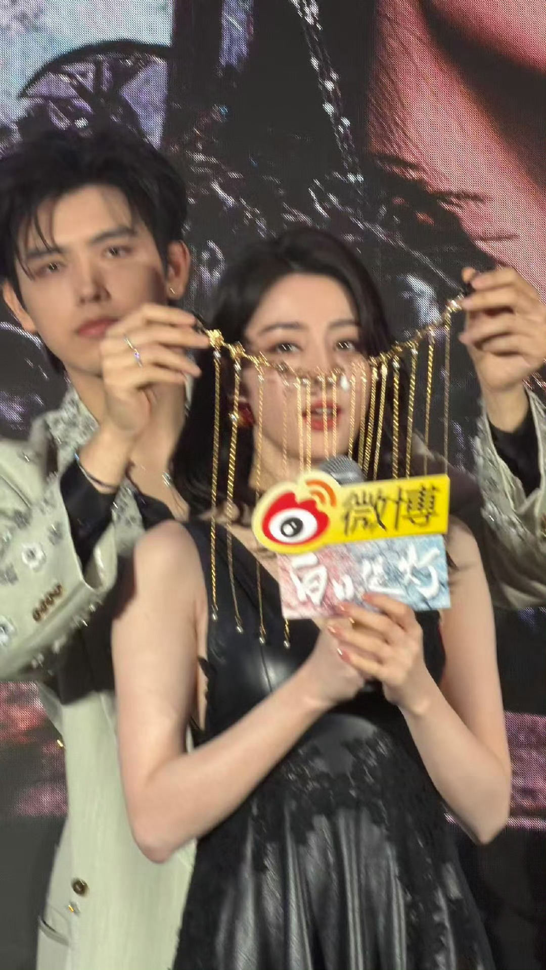 陈飞宇帮迪丽热巴戴脸链陈飞宇帮迪丽热巴戴脸链！！能不能来个导演递个现代剧的本子 