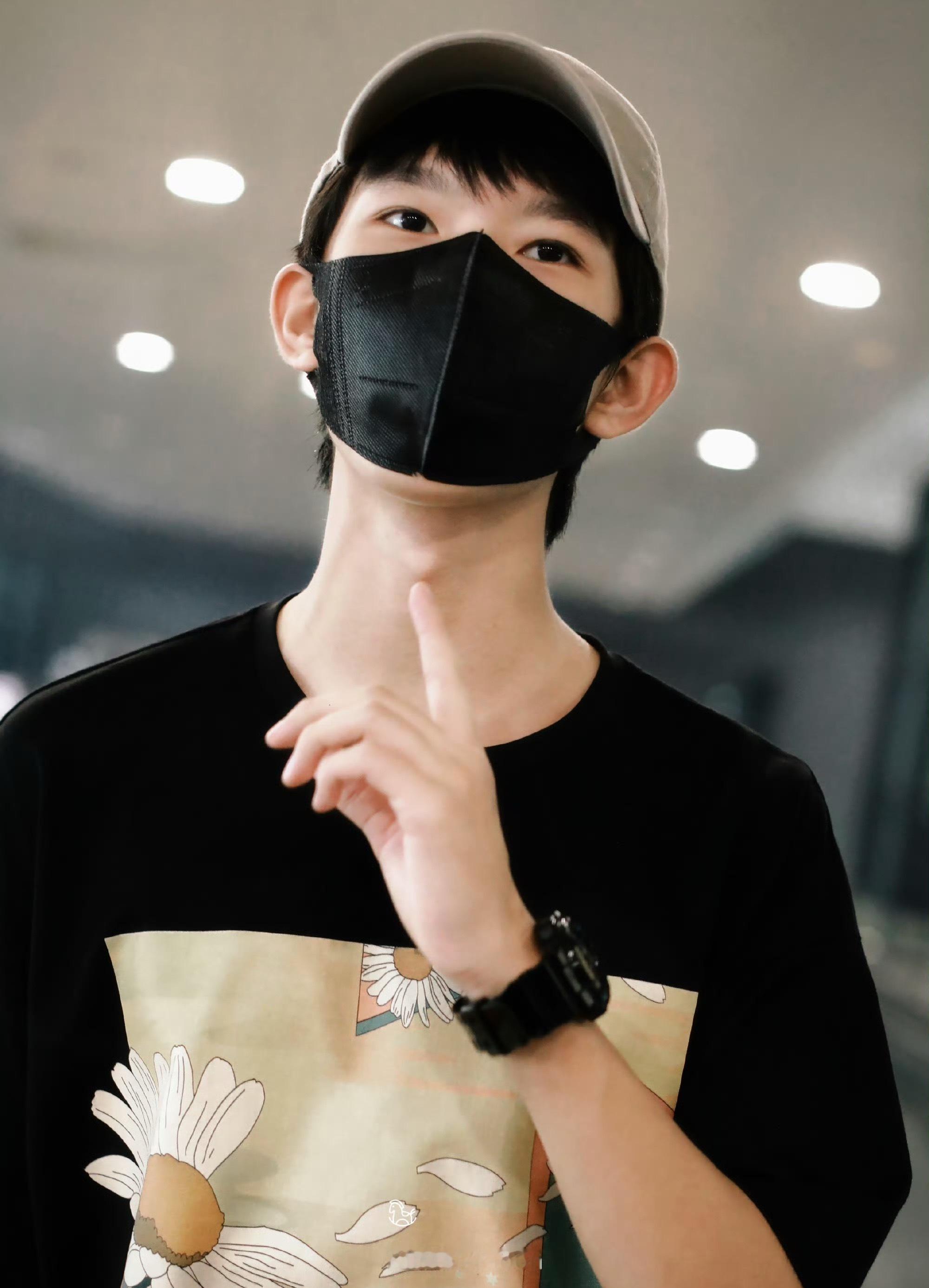 给我也摸摸喉结 
