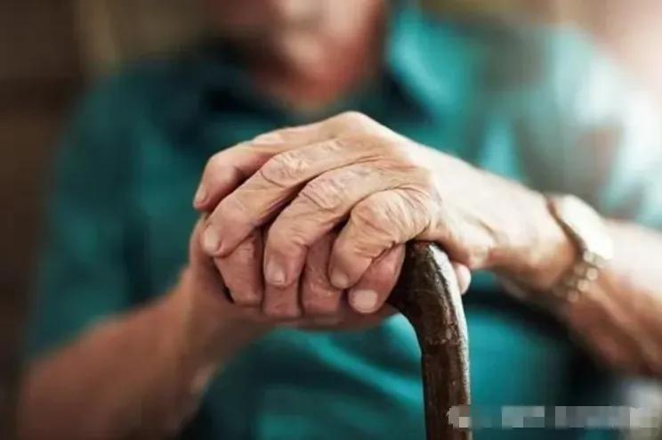 上海一老太为给孙子买婚房，以280万元卖掉自己住的房，随后搬进儿子家生活，不料没