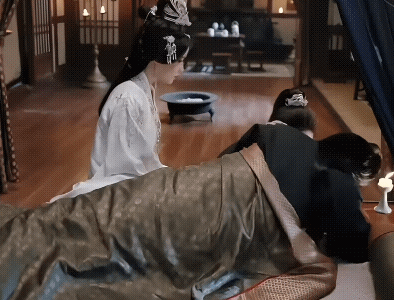 《凤凰台上》预告 
这次换凌苍苍守护萧焕了!寒毒复发的萧焕命悬一线，凌苍苍寸步不