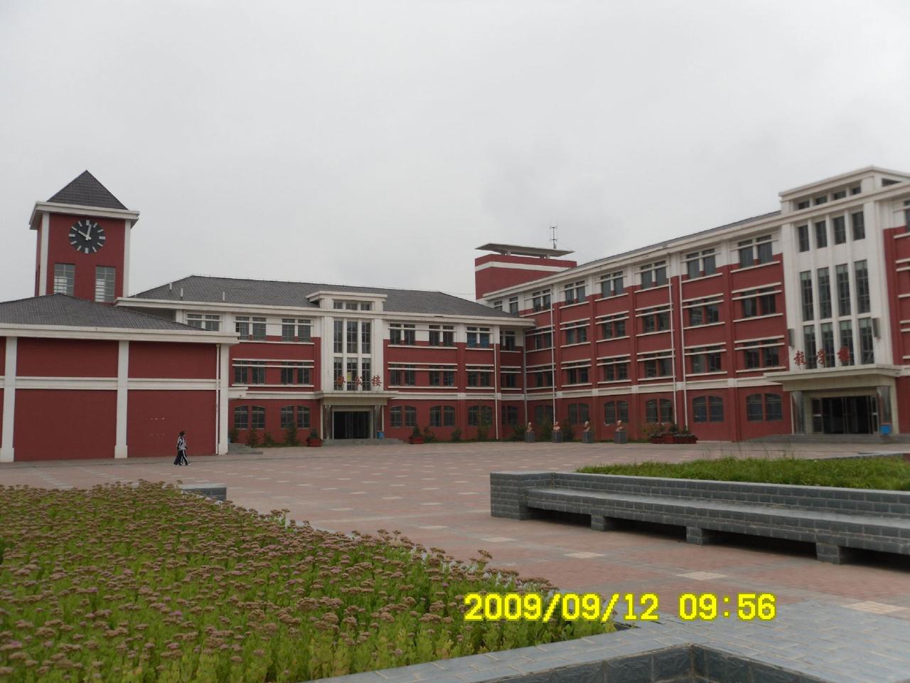 我在西宁第一私立高中教书及教的学生们。2009年8月，至2011年7月，我在青海