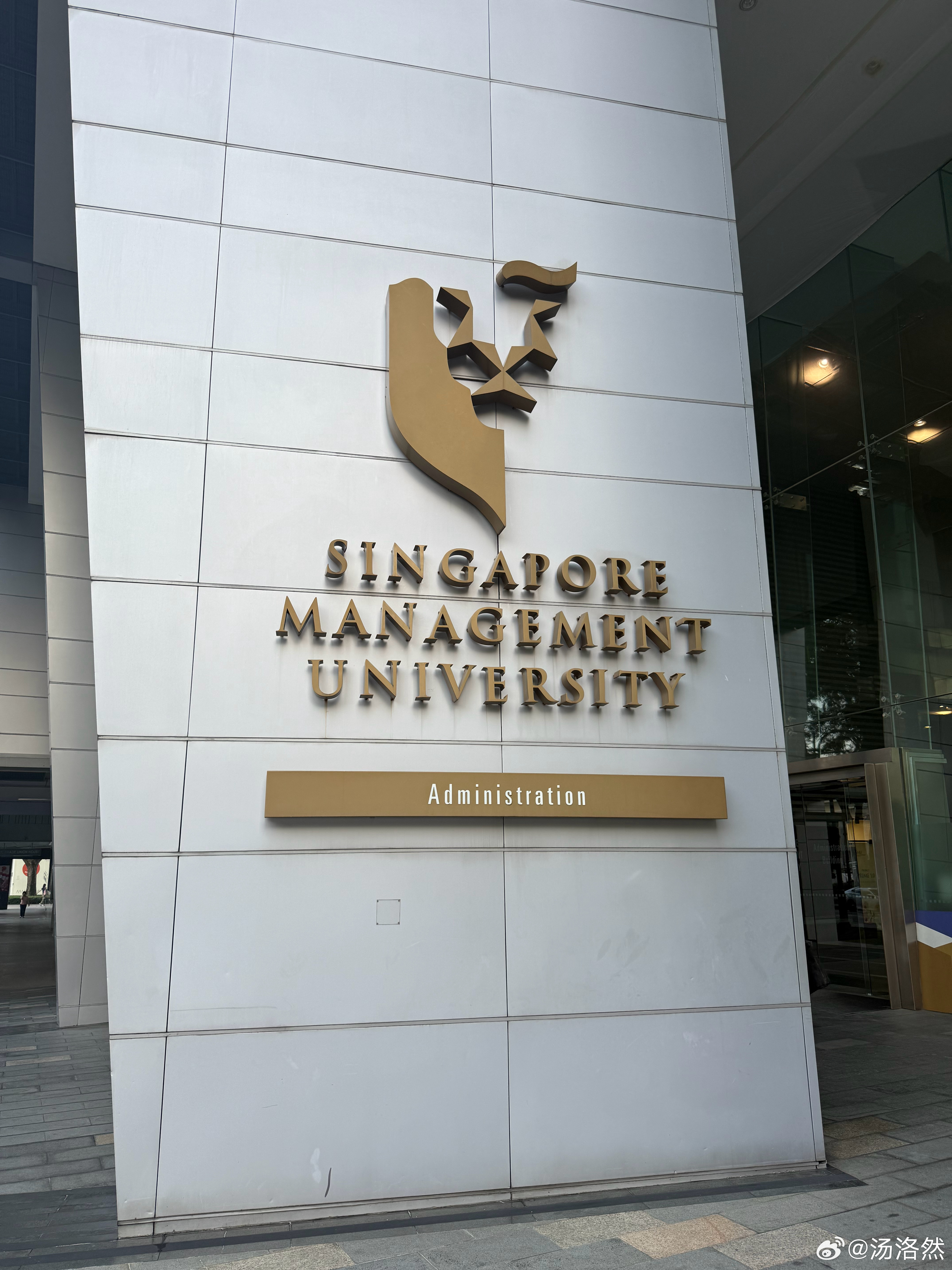 空姐跪地道歉事件目击者发声【一次意外碰撞，为什么会演变成如此令人揪心的一幕？】一