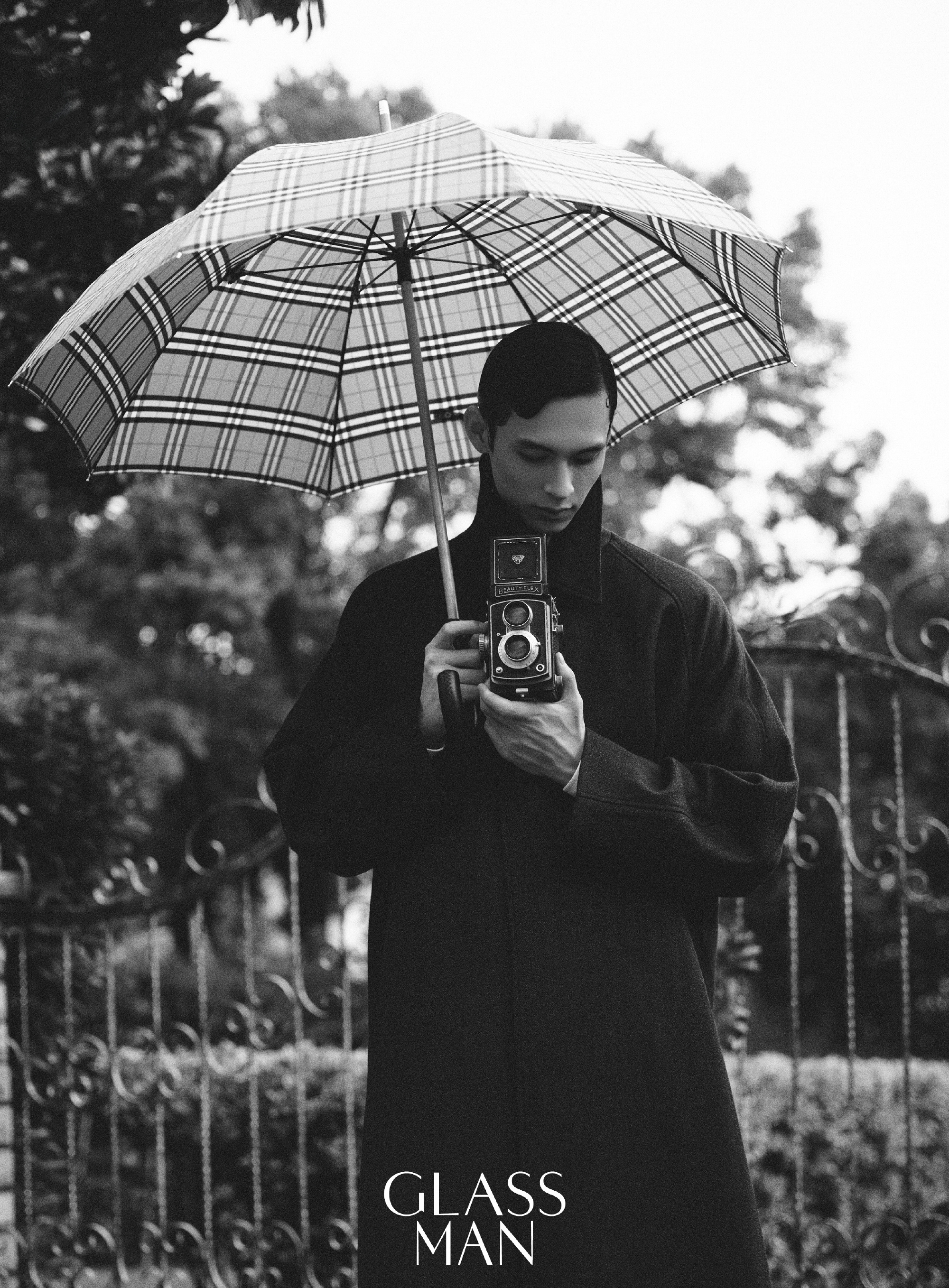 GLASSMAN2025秋季刊 ｜迷失在自恋时代时装大片中，我们同样将隐喻的镜面