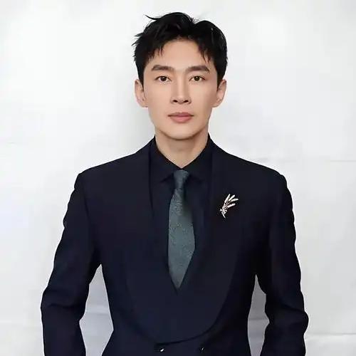 演员曹磊说：“我之前演的角色，不管是鲁迅、郭嘉，还是林义良、潘子，全都是带着正气