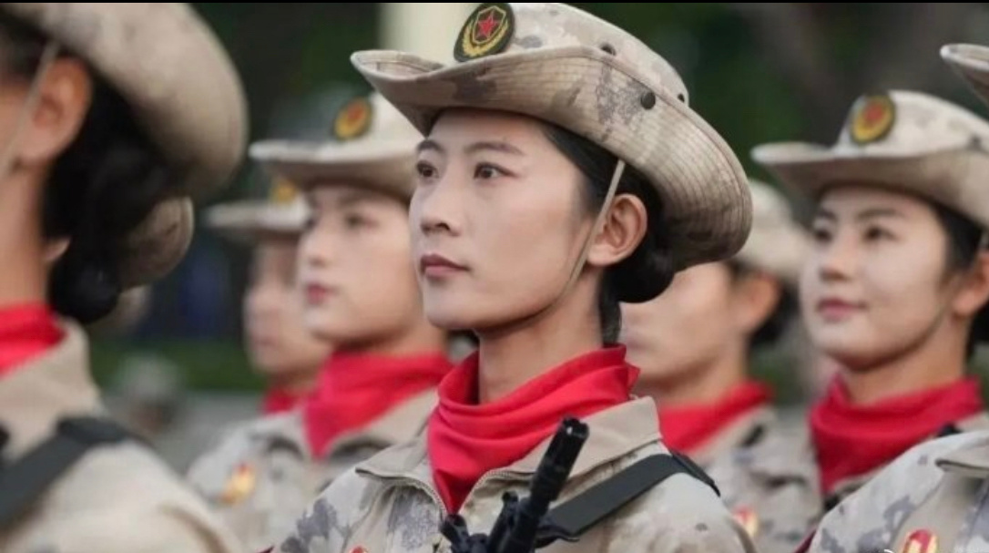 女兵方阵 飒巾帼不让须眉！英姿飒爽！ ​​​