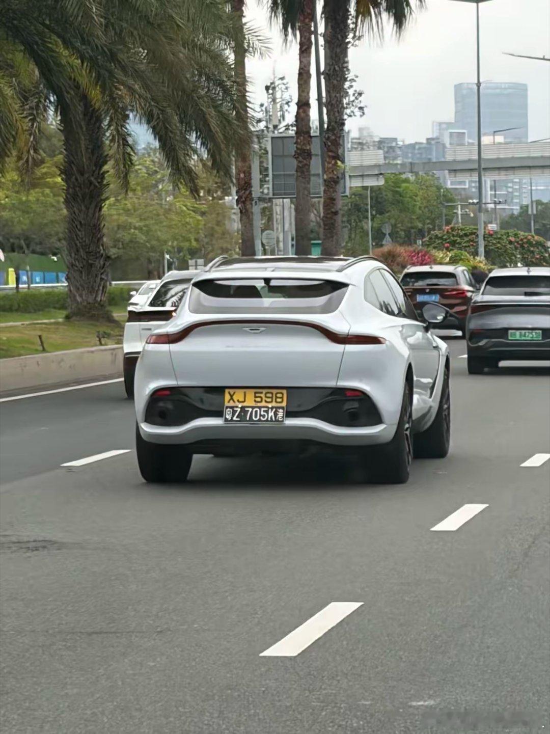 香港的车为啥都那么干净呢？连车漆都亮闪闪的，跟新的一样。难道是香港人更爱干净？ 