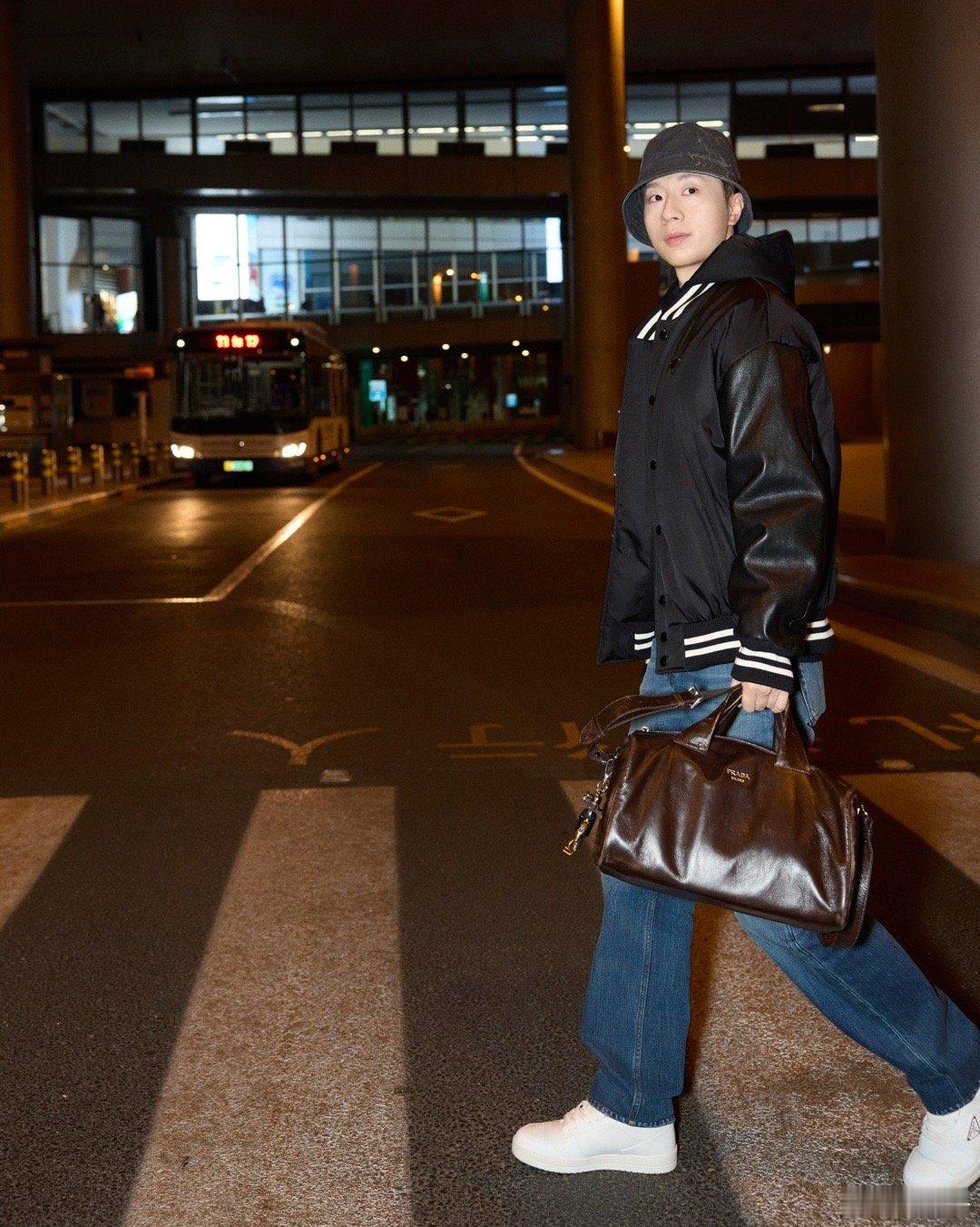 马龙锐意锋芒点亮夜幕赛场上是霸气龙队，镜头前是儒雅绅士。Prada选中马龙，是格