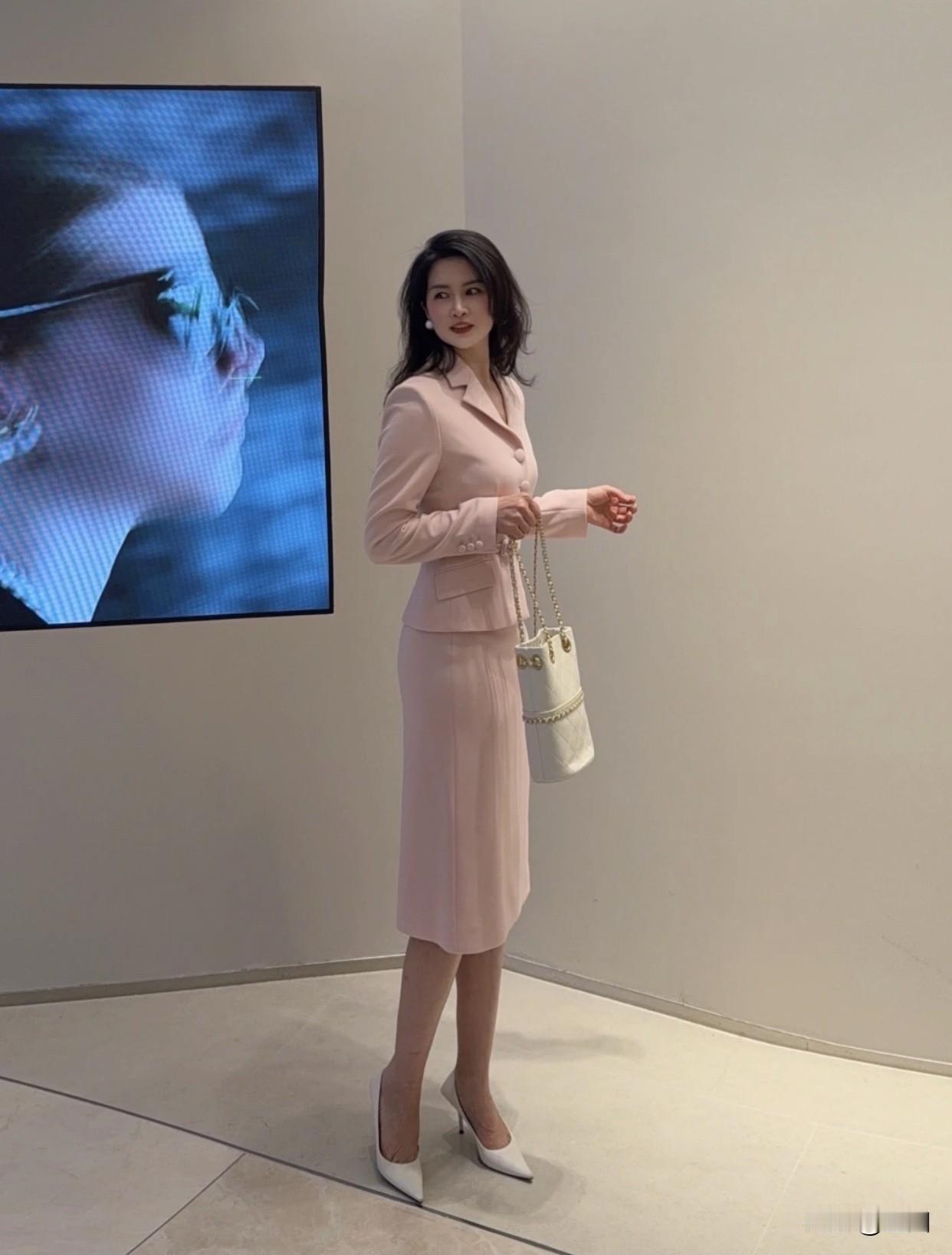 什么年龄段的女人最有女人味?关于什么年龄段的女人最有女人味，大家看法不一。有人钟